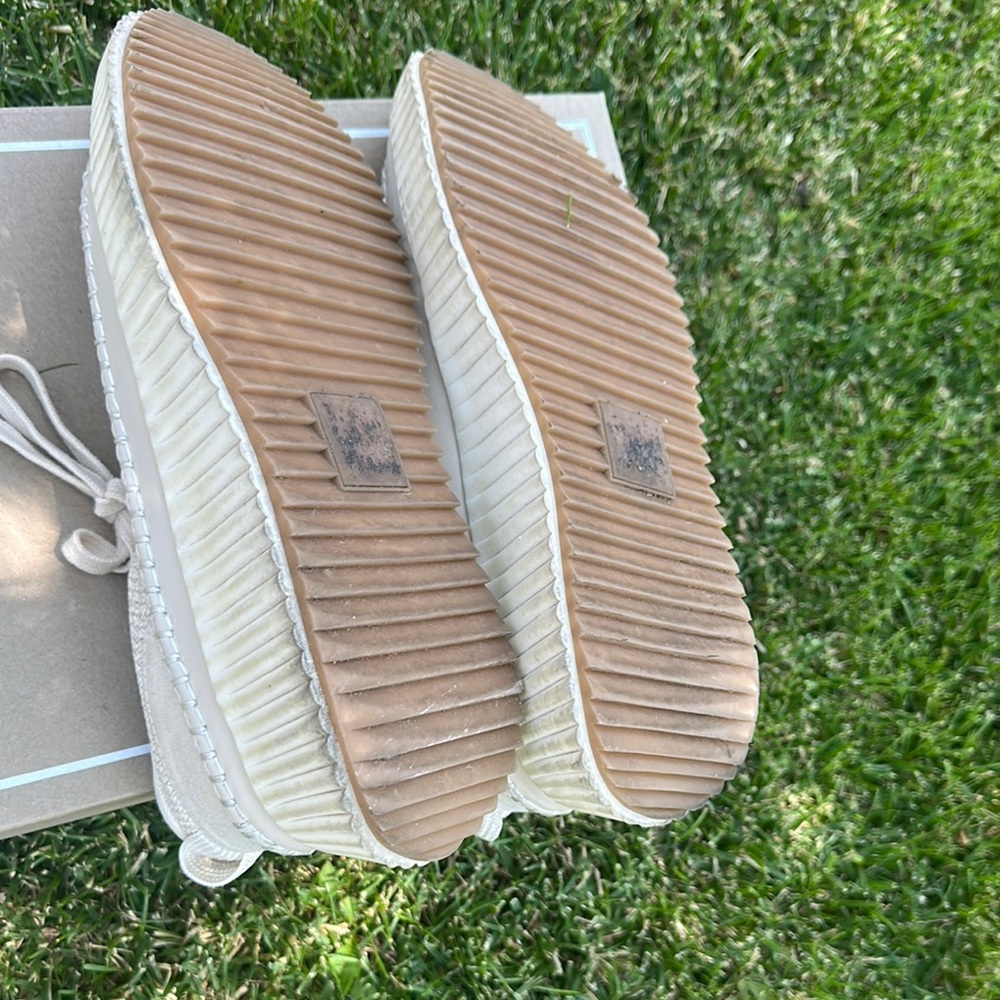 Dolce Vita Cream Sneakers with Minimalist Design - Picture 3 of 4